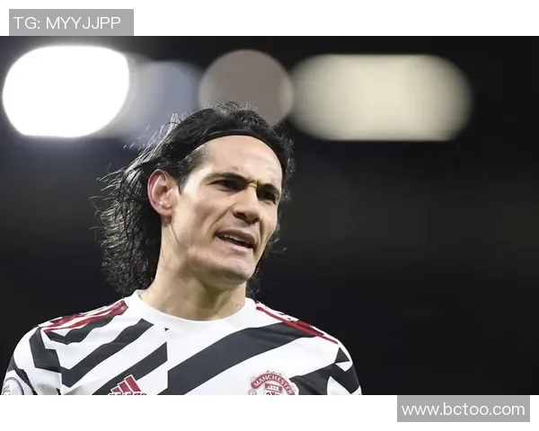 荷兰足球明星戴眼镜的独特魅力与场上表现的完美结合 荷兰足球明星戴眼镜的独特魅力与场上表现的完美结合